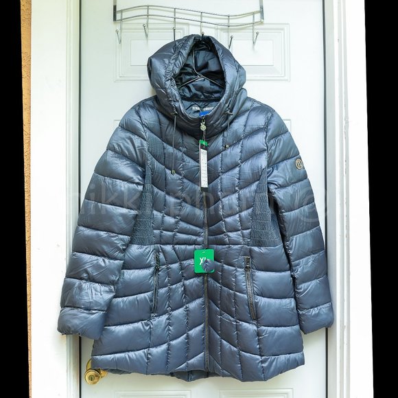 bernardp Jackets & Blazers - Women Bernardo Ladies Packable Quilted Jacket in blue color
